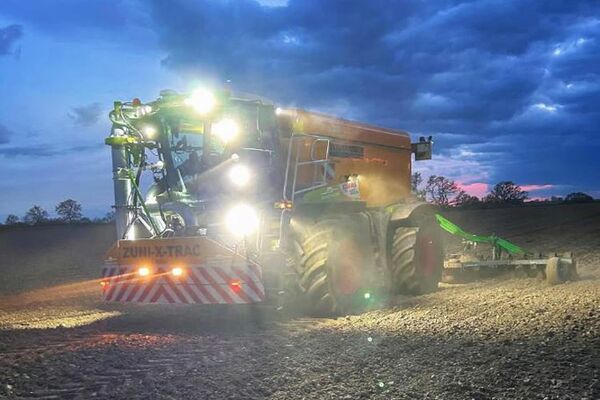 Gärrestausbringung mit Claas-Xerion und Scheibengrubber
